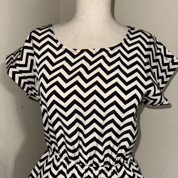 Pink Republic Chevron Print Design Black Ivory Mini Dress Pockets Sz Small EUC - Picture 2 of 13